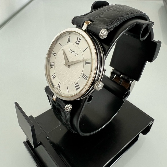 Vintage Swiss Made Gucci 2000M 30mm Round Quartz Watch - Picture 3 of 4